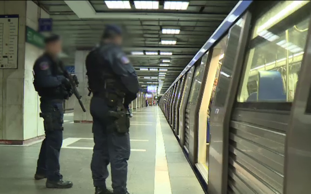 jandarmeria interventie la metrou - violentă de la metrou 30 de suporteri, duși la secție