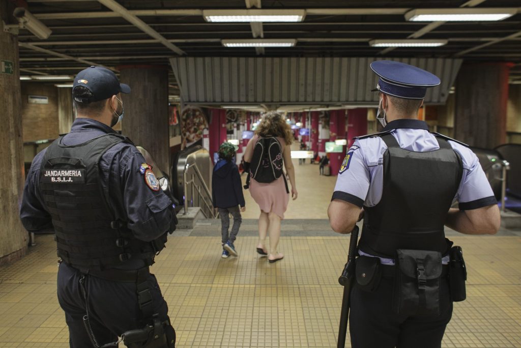 jandarmeria interventie la metrou - violentă de la metrou 30 de suporteri, duși la secție