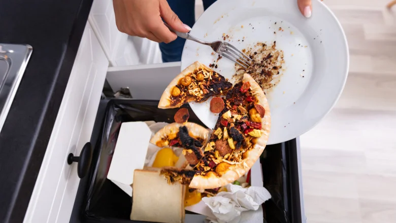 Românii cheltuie mult pe mâncare, dar o și aruncă. Trucuri simple pentru a evita risipa alimentară