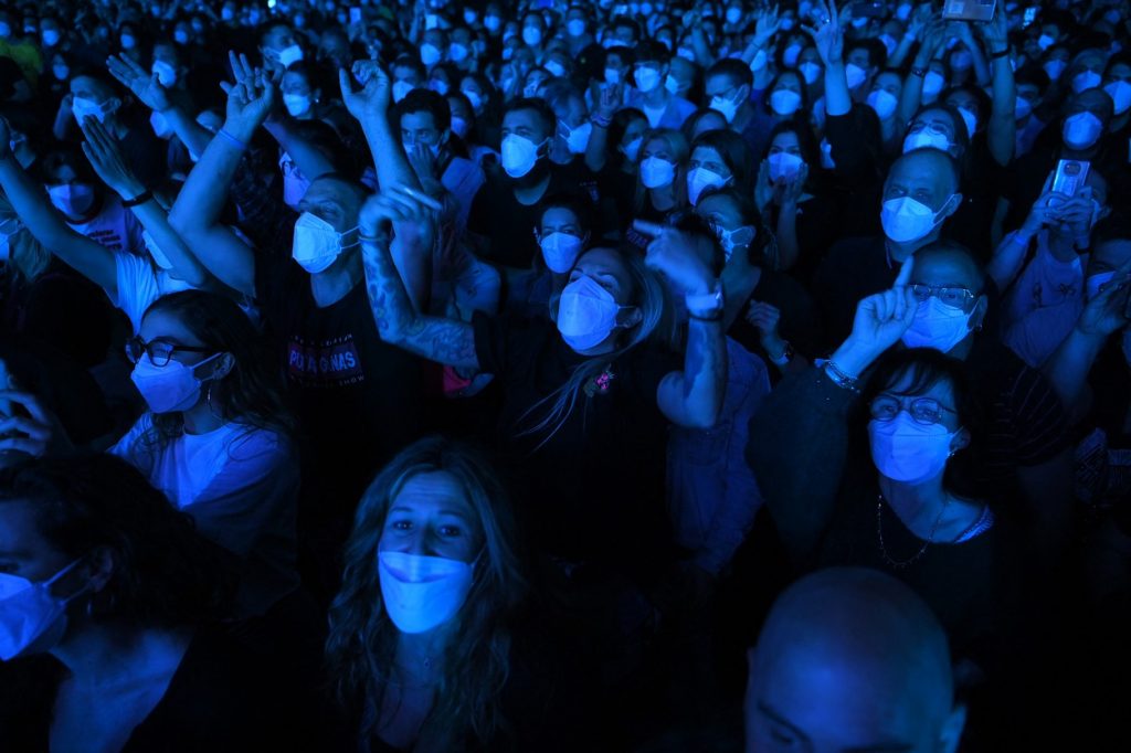 mii de oameni concert Barcelona COVID cu test negativ live concert Spania