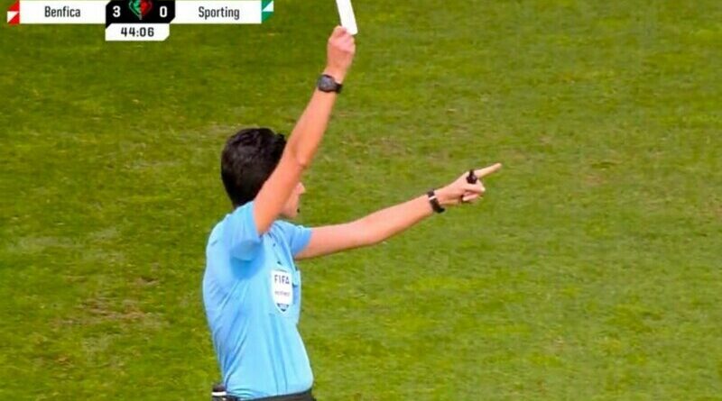 Primul cartonaș alb într-un meci oficial de fotbal. Fanii au reacționat imediat | Video