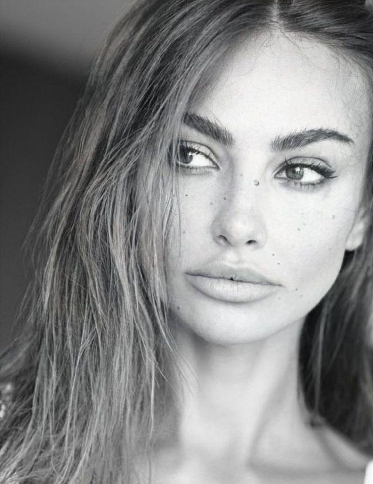 Madalina Ghenea sexy plaja dezbracata sani mari