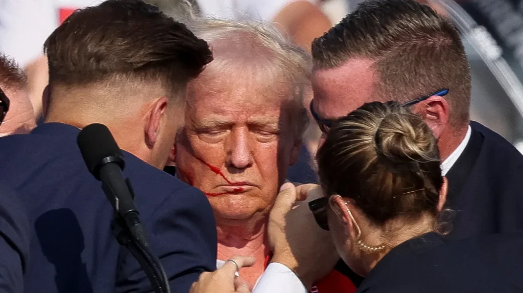 Donald Trump împuşcat în ureche