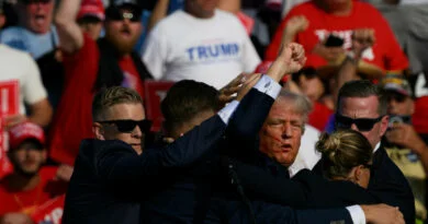 Donald Trump împuşcat în ureche