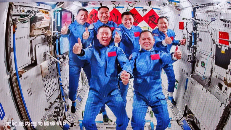 Astronauţii de pe stația spațială chineză au primt un cuptor, iar acum gătesc aripioare de pui şi fripturi